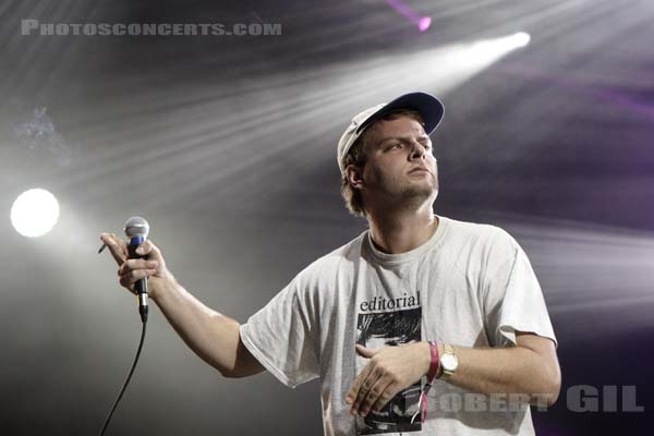 MAC DEMARCO - 2019-07-06 - HEROUVILLE SAINT CLAIR - Chateau de Beauregard - Scene John - 